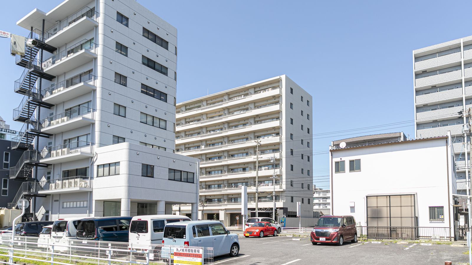 事務所ビルと駐車スペース